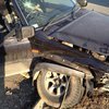 Седан и джип получили очень серьезные повреждения и покинут место аварии в кузове эвакуатора — newsvl.ru