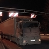 Водитель без труда проехал первый ограничитель, а вот на втором ему пришлось остановиться — newsvl.ru