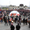Люди заполнили всю площадь перед вокзалом, автобусную остановку и постамент Ленина  — newsvl.ru