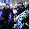 Верующие целуют святыню — newsvl.ru