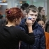 Людям бесплатно наносят на лицо различные эмблемы — newsvl.ru