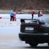 Пока отцы семейства катаются по льду, их жены и дети катаются на катке — newsvl.ru