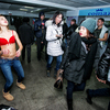 Сегодня, 23 февраля, в подземном переходе на Светланской молодой человек и девушка устроили кратковременный сеанс стриптиза для случайных прохожих — newsvl.ru