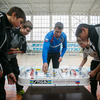 Мальчишки играют в хоккей с азартом — newsvl.ru