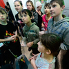 В зеркальном лабиринте «Иллюзия» прошла благотворительная акция для детей, попавших в трудную жизненную ситуацию — newsvl.ru