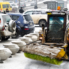 Не все владельцы автомобилей, припаркованных возле площади, рады работе снегоуборочной техники — newsvl.ru