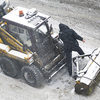 Корреспондент VL.ru стал свидетелем поломки снегоуборщика. Из-за неисправной техники на улице Пограничной образовалась пробка, водители были вынуждены выезжать на встречную полосу — newsvl.ru