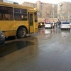 Около 13.00 в районе кольца Багратиона неуправляемый грузовик Howo совершил серию столкновений с другими участниками движения. В общей сложности от маневров самосвала пострадали семь автомобилей — newsvl.ru