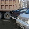 Howo врезался в припаркованные автомобили — newsvl.ru