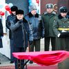 Несмотря на то, что дом построили военные, Игорь Пушкарев также пришел на церемонию и поздравил новоселов  — newsvl.ru