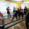 Артисты не только отыгрывали сцены, но и разбавляли их веселыми танцами — newsvl.ru