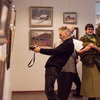 Гости вернисажа фотографировали картины на память — newsvl.ru