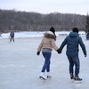 В ожидании заездов можно было покататься на коньках или согреться в теплом кафе — newsvl.ru