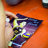 Доигровщик Анна Киселева (Киса) оставляет автограф для юной поклонницы волейбола — newsvl.ru