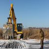 Мощному экскаватору, промерзшее до дна озеро не доставило особых сложностей — newsvl.ru