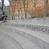 Поклонники  творчества Владимира Высоцкого собрались возле памятника артисту, открытого в июле 2013 года — newsvl.ru
