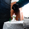 1.Захар и Вася делают снеговизм. На левом углу фасада дома №24 по улице Адмирала Фокина — newsvl.ru