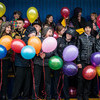 Дети приветствуют выступающих на церемонии открытия — newsvl.ru