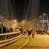 Несколько сот человек собрались на Золотом мосту полюбоваться салютом  — newsvl.ru