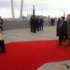 Гости фотографируются на красной дорожке — newsvl.ru
