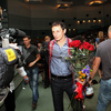 Поклонники одарили кумира цветами и подарками — newsvl.ru