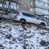 4 сентября после проливного дождя, который подмыл щебеночное основание, бетонное ограждение дороги сползло на косогор — newsvl.ru