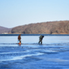 Чем дальше от берега отходят рыбаки, тем глубже проваливаются под лед — newsvl.ru