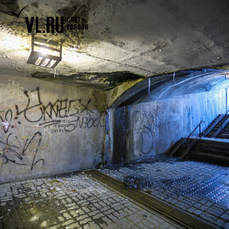 Куски бетона осыпаются с потолка в подземном переходе на Красного Знамени 