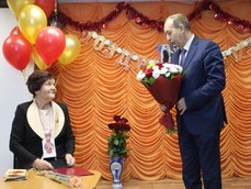 Заслуженного учителя поздравил с 80-летием губернатор ЕАО 