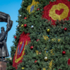 В этом году елку украсили еще и традиционными разноцветными шариками — newsvl.ru