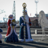Помимо елочек, на площади «поселились» Дед Мороз с внучкой Снегурочкой и снеговичок — newsvl.ru