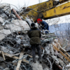 Рабочие крепят и грузят строительный мусор, чтобы вывезти его на самосвалах — newsvl.ru