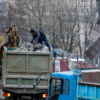 Рабочие помогают технике грузить строительный мусор в самосвалы — newsvl.ru