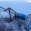 К зиме на пляже заменили лестницу для «моржей», а также отремонтировали подход к ней — newsvl.ru
