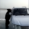 Инспекторы надзорных служб выехали на лед на автомобиле, чтобы оштрафовать рыбаков-нарушителей в Артеме (ВИДЕО)