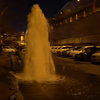 Ночью у дома на Черняховского прорвало пожарный гидрант — фонтан бил до второго этажа (ВИДЕО)