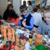 Дети увлеченно расписывали глиняных сов и рыбок — newsvl.ru