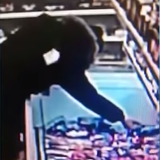 Житель Владивостока выронил в супермаркете более 100 тысяч рублей во время покупки креветок 