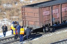 Во время равномерного движения поезда с верхней полки падает мяч