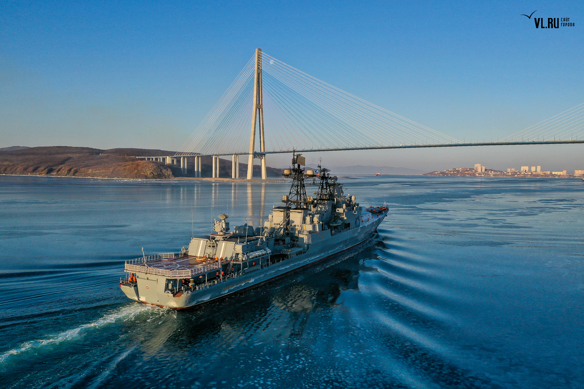 Vladivostok судно. Тихоокеанский флот Владивосток. Корабль Варяг Владивосток. Крейсер Варяг Тихоокеанский флот. Тихоокеанский флот Владивосток корабли.