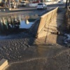 Края лужи и подъем, с которого стекает вода, покрываются ледяной кашей — newsvl.ru