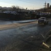 Края лужи и подъем, с которого стекает вода, покрываются ледяной кашей — newsvl.ru
