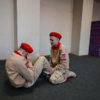 Когда физические тренировки подходят к концу, юные волонтеры снимают бежевую форму и красные береты и выезжают на работы — newsvl.ru