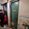 Женщина живет здесь с пятью детьми, и денег на ремонт у нее нет — newsvl.ru