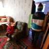 Молодые люди в свободное время за собственные деньги делают ремонт в квартире многодетной матери из села Корсаковка — newsvl.ru