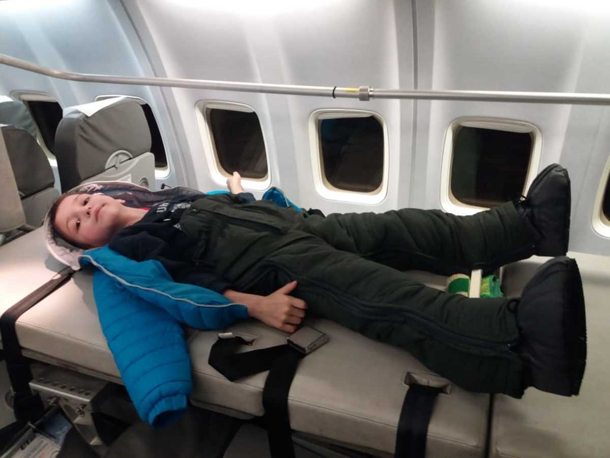 Можно ли летать на самолете после инсульта. Носилки в самолете. Инвалидные места в самолете. Носилки для лежачих больных в самолете. Лежачие места в самолете.