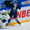 Не всегда игрокам удавалось удержаться на льду после силовых приемов — newsvl.ru