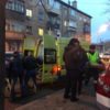 Водитель автомобиля Volvo во Владивостоке выехал на тротуар и совершил наезд на семью из трех человек, включая маленького ребенка — newsvl.ru