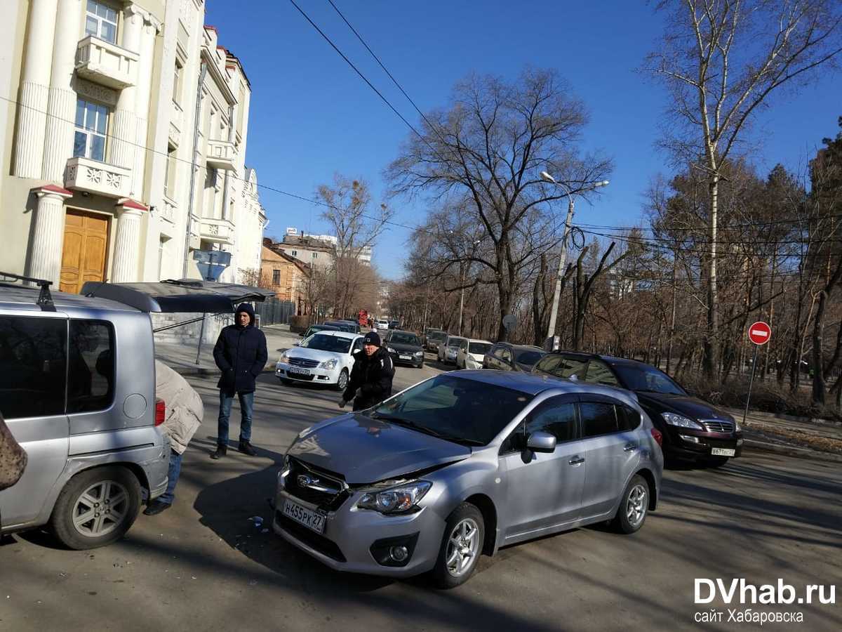Что случилось в хабаровске. Припаркованные автомобили в центре города Иркутска.