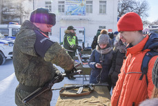 Наручники, дубинки, алкотестеры протестировали школьники Комсомольска 